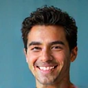 Retrato de Miguel Torres, sonriendo